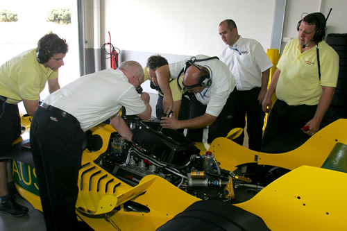 Engineers werken aan de auto