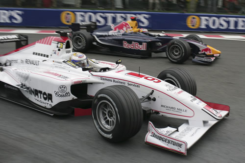Nico Rosberg (voorgrond) en Scott Speed (achtergrond) in gevecht