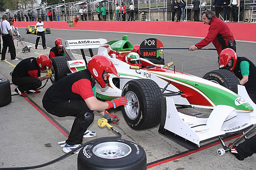 Alvaro Parente voor A1 Team Portugal maakt een pitstop