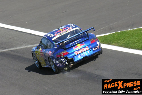 David Loix keert met schade terug naar de pits na een tik van Dermont