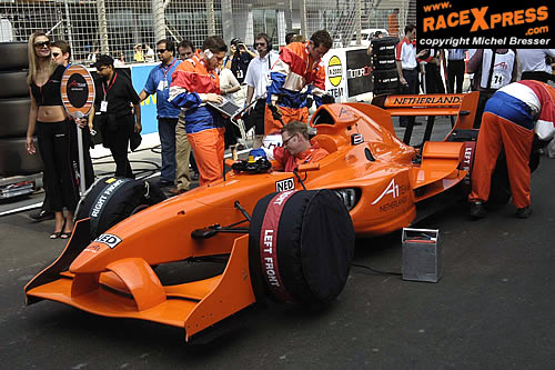 De Oranje bolide op de grid