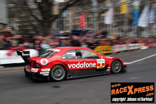 Schneider in actie met zijn felrode DTM Mercedes