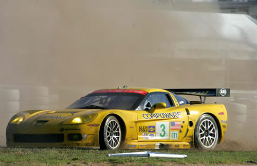 Ron Fellows maakt een foutje in de andere Corvette