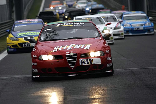 Hier de Alfa Romeo die het veld aanvoert