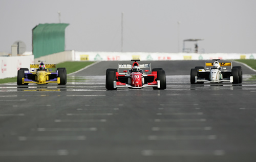 De top drie met in het midden winnaar Mansell, rechts Danner en links Van de Poele