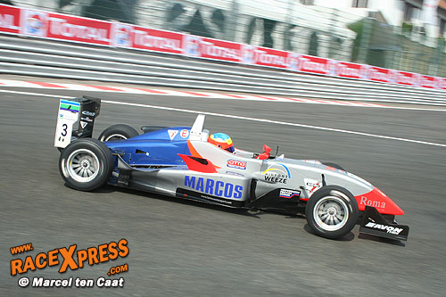 Yelmer Buurman reed recent op een nat Spa-Francorchamps naar zijn eerste Brits F3 zege