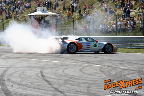 Jeroen Bleekemolen maakt een donut