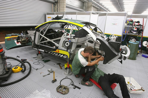 Veel werk voor de crew van het startnummer 23