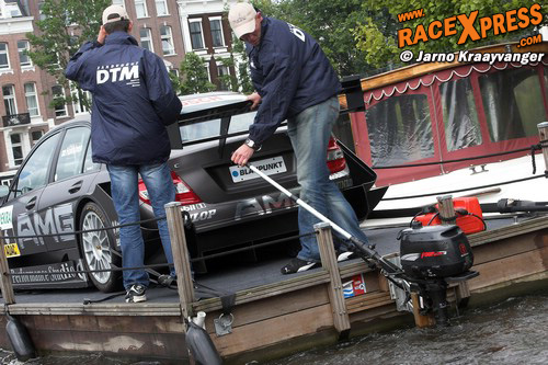 De bootjes zoefden zachtjes door de grachten