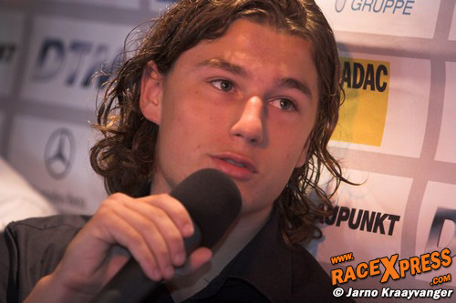 Formule BMW-coureur Luuk Glansdorp bij de persconferentie