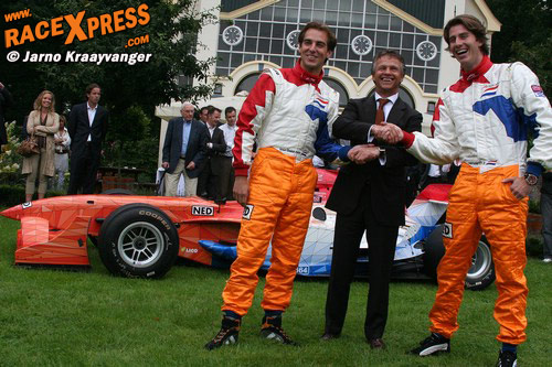Jan Lammers met zijn twee oranje piloten