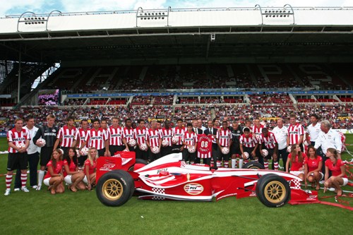 Selectie PSV op de foto met de auto
