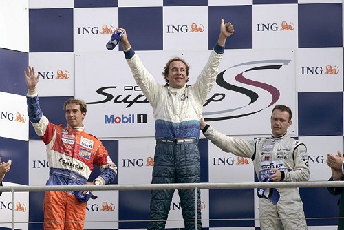 Patrick Huisman op de bovenste trede van het podium
