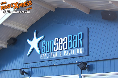 Coureurs en pers verzamelden in strandpaviljoen Sun Sea Bar