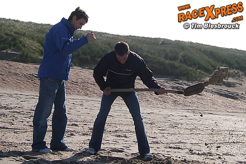 Loic Duval (rechts) graaft het gat