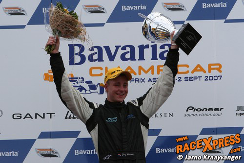 Joey Hanssen op de bovenste trede van het podium