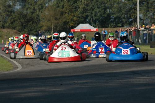 Bij de start zijn het SpareRib Express en Karting Dynamics die goe dweg zijn