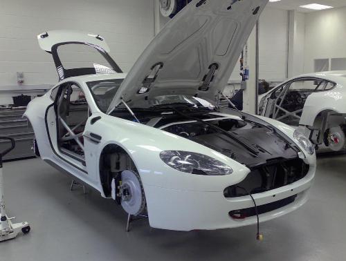 Aston Martin Vantage N24 bij Prodrive