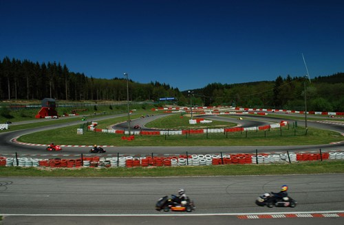 De kartbaan van Spa met links het echte circuit waar Jos Verstappen de LMP2 won