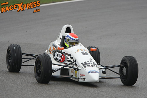 Rogier de Wit wint de eerste Formule Ford wedstrijd tijdens de Wijzonol Trophy of the Dunes