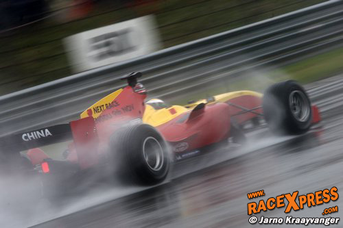 Ho-Pin in zijn Team China auto