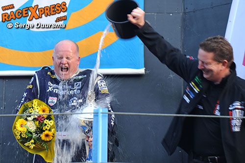 Martin Short kreeg van DSC-organisator Dick van Elk een waterdouche op het podium