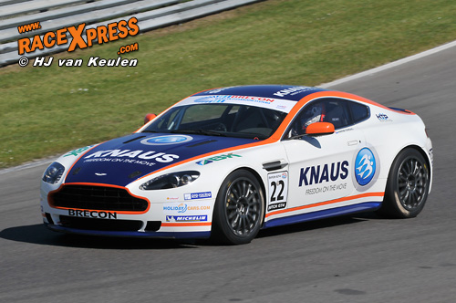 Junior Strous in de Aston Martin