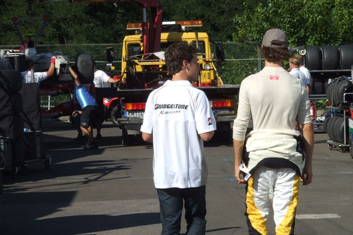 Romain Grosjean loopt na de kwalificatie verhit naar zijn team