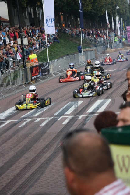 Publiek geniet van de karts