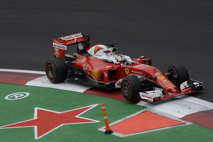 VIDEO: Zo doen Sebastian Vettel en Kimi Räikkönen het geluid van een F1-auto na, op een trompet!