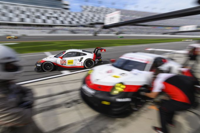 911 RSR 2x in pits