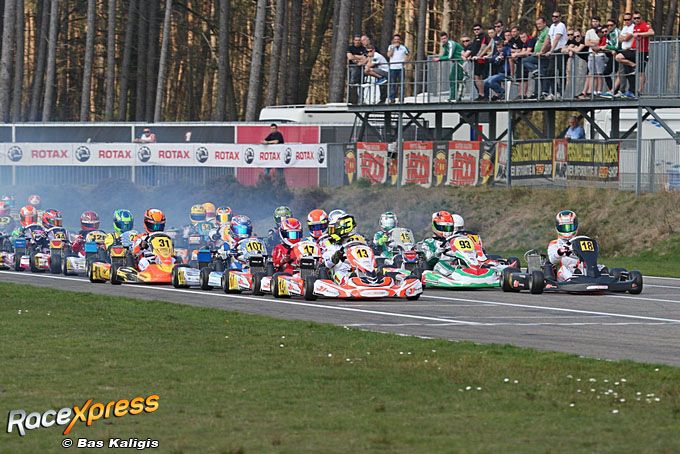 Sstart Rotax Max junioren met Rick Bouthoorn in de kopgroep