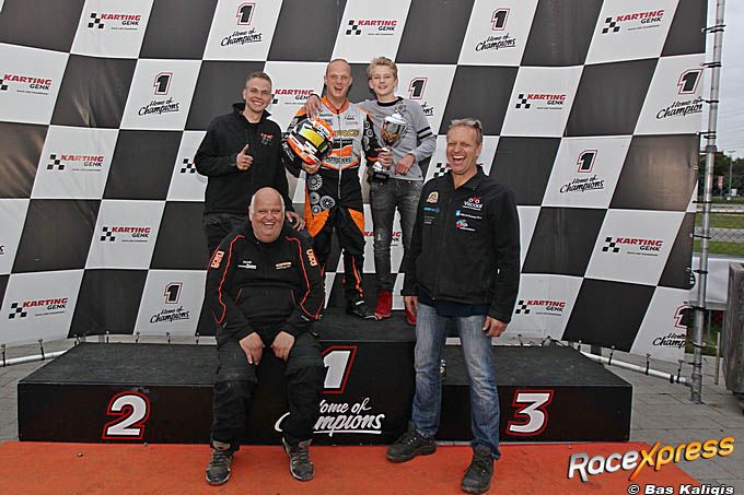 Ferdy Snijders Nederlands kampioen viert feestje met de belangrijke mensen in het team