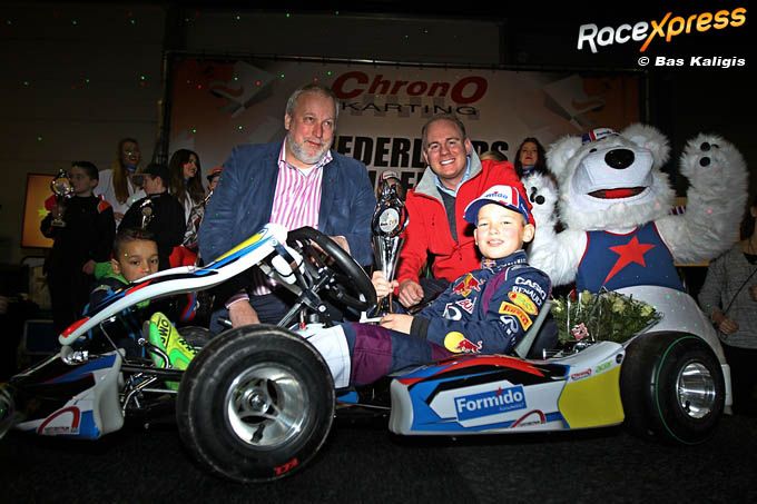 Jayden Thien winnaar Formido Talentscouting, wethouder en 1e locoburgemeester Jop Fackeldey en Christian Snoek, eigenaar van Kartcentrum Lelystad en organisator van de Kartbeurs