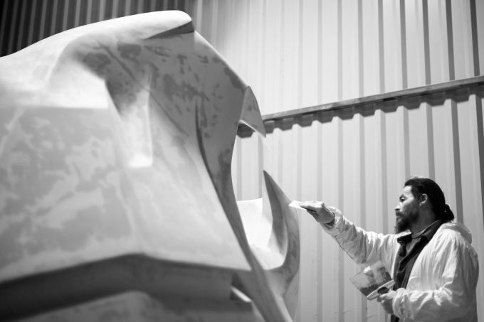 PEUGEOT onthult een monumentale leeuw, de nieuwe ambassadeur van het merk