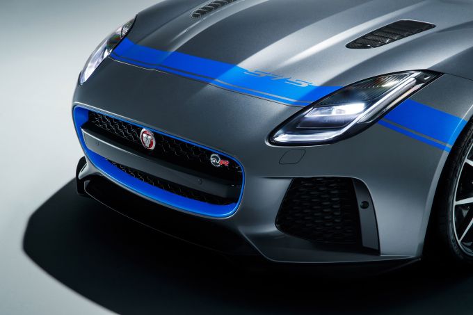 Graphic Pack accentueert oerkracht van Jaguar F-TYPE SVR