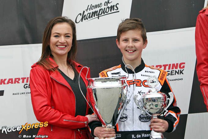Grid girl met Robert de Haan op podium