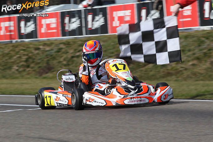 Mike van Vugt als winnaar over de streep