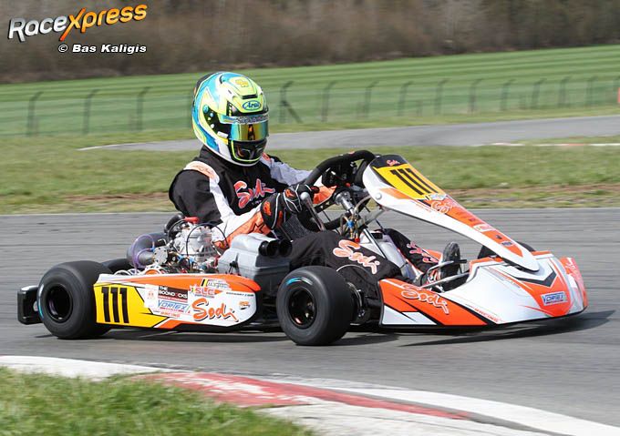 Gil Mertens pakt kanp de zege in de KZ2 bij de GK4