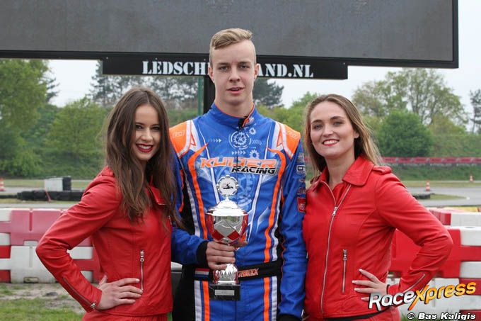 Anthonie Overbeek grid girls en beker op podium