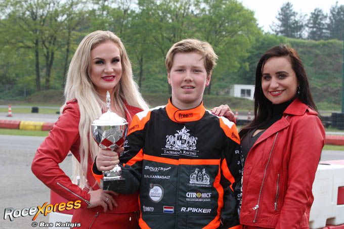 Roderick Pikker podium en grid girls