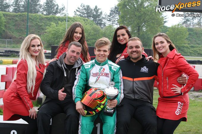 Xander Przybylak, Birger Bouvin en Christophe Raymakers en mooie grid girls