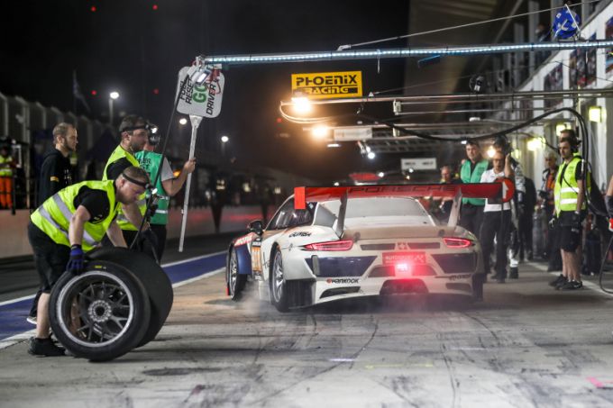 24H Dubai Porsche pitstop