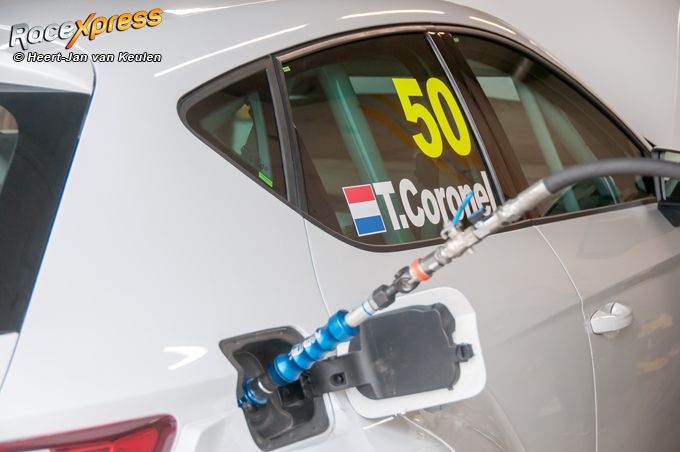 Tom Coronel in zijn nog maagdelijke witte CUPRA