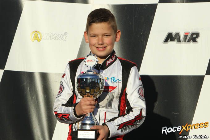Jayden Thien grote beker in BNL