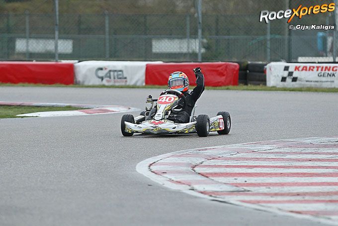 Kasper Schormans wint in de regen