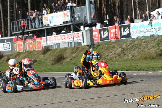 Thomas Strauven juichend over de finish podium BNL