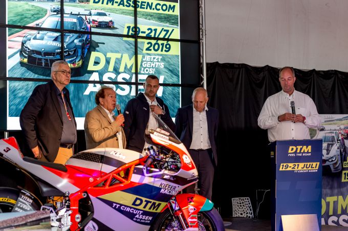 Aston Martin coureur Daniel Juncadella, Moto2-coureur Lukas Tulovic, Gedeputeerde van Drenthe Henk Brink, Burgemeester van Assen Marco Out, DTM-directeur Achim Kostron, TT-directeur Peter Oosterbaan en organisator Lee van Dam waren getuige van de eerste DTM-ronden
