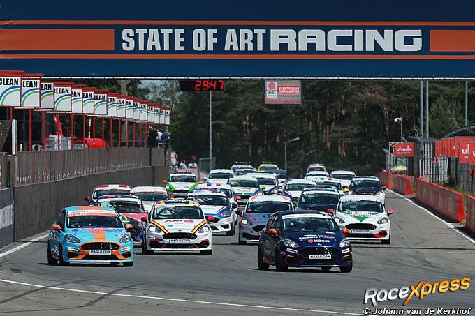 Start race 2 Ford Fiesta Cup Autocoureur Daan Pijl op eerste startrij