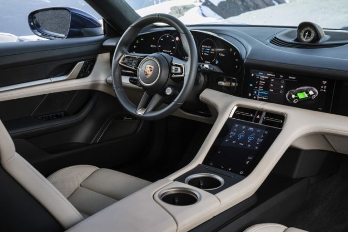 Porsche Taycan 4 dashboard schuin